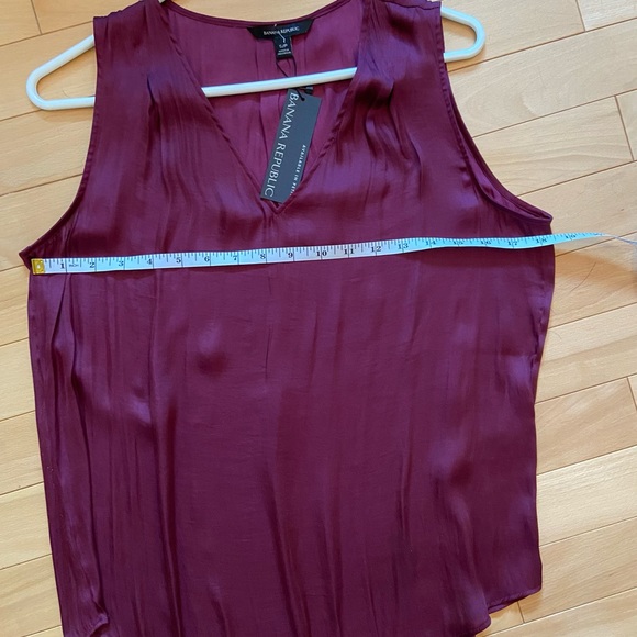 Banana Republic Sleeveless Vneck Inverted Pleat Blouse Wine Colour New with Tags - Picture 4 of 7
